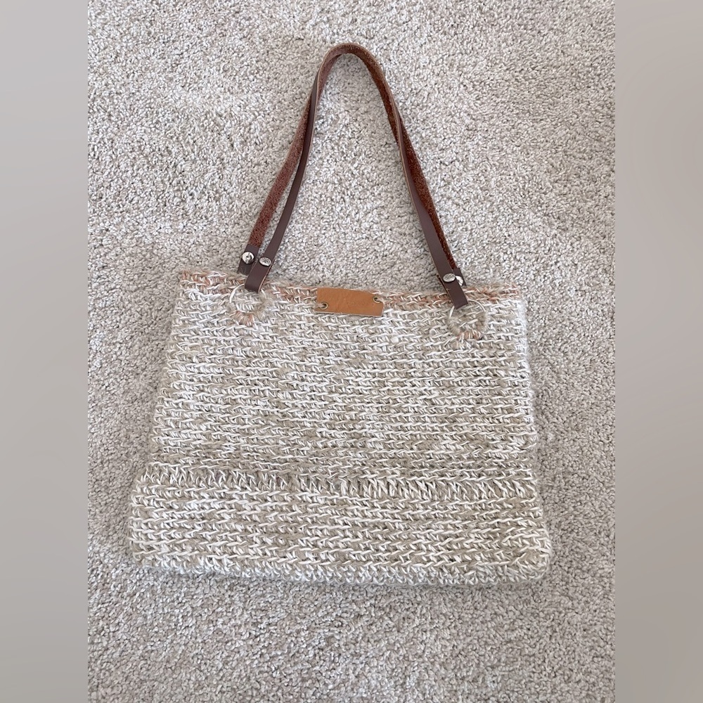 Hand knit crochet shoulder bag floral interior leather strap excellent condition